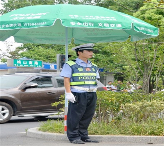 天气火热 杭州户外遮阳伞“奇招”层出不穷