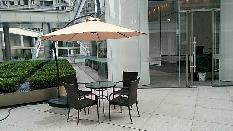 顾佳定制的户外遮阳伞带桌椅的